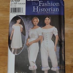 Może przedstawiać: Koperta z wykrojem krawieckim Simplicity 9769 zatytułowana The Fashion Historian autorstwa Marthy McCain. Przód przedstawia ilustracje białej bielizny, w tym koszulę, szorty i gorset z koronkowym wykończeniem oraz niebieskimi wstążkami.