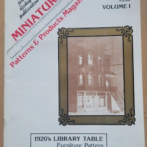 Puede incluir: Una portada de revista vintage titulada "MINIATURE Patterns & Products Magazine" con una imagen en tonos sepia de una casa en miniatura. La portada incluye el texto "1920's LIBRARY TABLE Furniture Pattern" y el número de volumen.