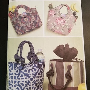 Könnte beinhalten: Ein Schnittmuster für vier verschiedene Tragetaschen. Die Taschen sind aus Stoff mit verschiedenen Mustern, darunter Blumen-, Paisley- und geometrische Designs. Das Schnittmuster trägt den Titel "B5507 Butterick WAVERLY" und ist für eine Größe.