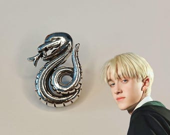 Broche de Draco Malfoy, insignia de solapa de metal con forma de serpiente, pin con forma de serpiente de Slytherin, pin con sello de escudo vintage, broche grabado a mano, regalo para un amigo.