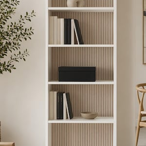 Inserti per libreria Kyoto Tonstad, pannelli per libreria bianchi e in legno, pannelli posteriori scanalati per ripiani, kit di rinnovamento per scaffali a 5 pannelli, SKU:WIKT