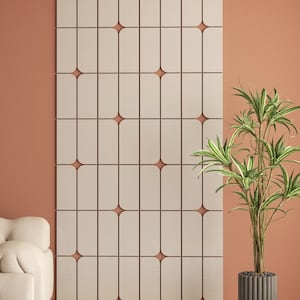 Puede incluir: Un salón moderno con un sofá color crema, una alfombra estampada y un panel decorativo en la pared. Una planta en maceta añade un toque de vegetación. Las paredes están pintadas en un tono cálido y terroso, creando un ambiente acogedor.