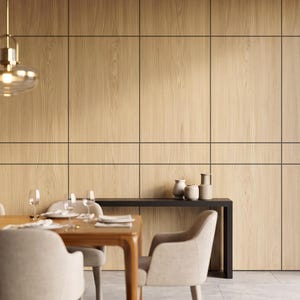 Op de afbeelding: Een eetkamer met een houten tafel, beige gestoffeerde stoelen, een zwarte consoletafel met keramische vazen en een messing hanglamp. De muur is bekleed met lichthouten panelen in een rasterpatroon met geïntegreerde warme verlichting.