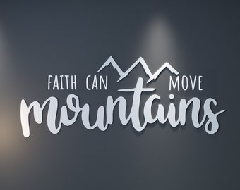 Peut inclure: Décoration murale en métal blanc avec le texte "Faith can move mountains" et un motif de chaîne de montagnes stylisé.