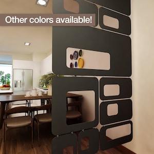 Puede incluir: Un letrero de madera hecho a mano con la palabra "Welcome" en una fuente juguetona. Presenta un fondo blanco desgastado y un marco marr&oacute;n oscuro, ideal para una puerta de entrada o recibidor.