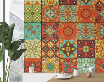 Puede incluir: Un revestimiento de pared con una cuadrícula de azulejos cuadrados con diversos patrones coloridos en tonos naranja, turquesa, amarillo y marrón. El diseño incluye motivos florales, geométricos y simétricos complejos repetidos.