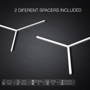 Puede incluir: Dos separadores de pl&aacute;stico blanco, en forma de Y, se muestran sobre un fondo gris oscuro. El texto "2 DIFFERENT SPACERS INCLUDED" est&aacute; en la parte superior de la imagen. Los separadores son f&aacute;ciles de cortar, flexibles, para interiores, decorativos, certificados, pintables, impermeables y ligeros.