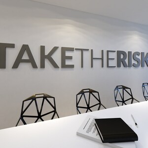 Arriésgate - Frase de decoración de oficina - SKU:TATR