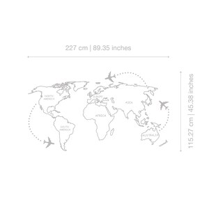 K&ouml;nnte beinhalten: Graue Weltkarte als Wanddekoration mit beschrifteten Kontinenten. Gepunktete Linien und Flugzeugillustrationen zeigen Flugrouten. Die Karte ist 227 cm breit und 115,27 cm hoch.