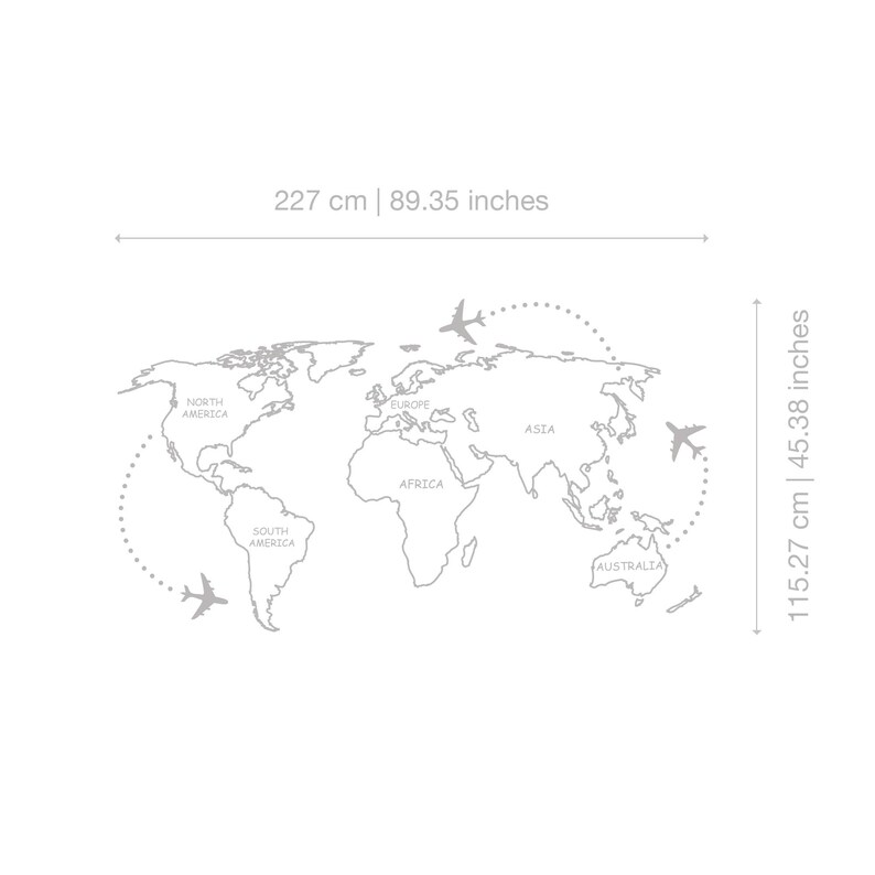 K&ouml;nnte beinhalten: Graue Weltkarte als Wanddekoration mit beschrifteten Kontinenten. Gepunktete Linien und Flugzeugillustrationen zeigen Flugrouten. Die Karte ist 227 cm breit und 115,27 cm hoch.