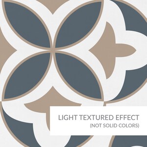 Puede incluir: Un azulejo cuadrado con un patr&oacute;n geom&eacute;trico repetitivo de formas de p&eacute;talos en blanco, azul pizarra y bronceado. Un recuadro rectangular blanco en la esquina inferior derecha contiene el texto LIGHT TEXTURED EFFECT (NOT SOLID COLORS) en gris.