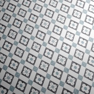 K&ouml;nnte beinhalten: Ein sich wiederholendes Bodenfliesenmuster mit einem Gitter aus wei&szlig;en Quadraten, die dunkelgraue vierbl&auml;ttrige Blumenformen mit hellblauen Zentren enthalten, durchsetzt mit kleineren hellblauen Quadraten an den Schnittpunkten der Gitterlinien.