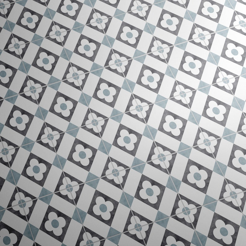 K&ouml;nnte beinhalten: Ein sich wiederholendes Bodenfliesenmuster mit einem Gitter aus wei&szlig;en Quadraten, die dunkelgraue vierbl&auml;ttrige Blumenformen mit hellblauen Zentren enthalten, durchsetzt mit kleineren hellblauen Quadraten an den Schnittpunkten der Gitterlinien.
