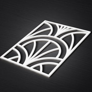 Op de afbeelding: Wit geometrisch ontwerp met een herhalend patroon van overlappende cirkels en bogen. Het ontwerp is uit wit materiaal geknipt en is geplaatst tegen een donkere achtergrond.