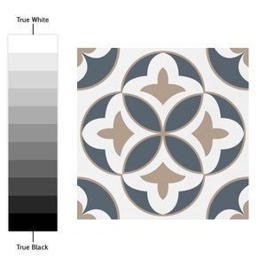 Puede incluir: Un azulejo cuadrado con un patr&oacute;n geom&eacute;trico sim&eacute;trico en blanco, azul pizarra y beige. El dise&ntilde;o consta de cuatro formas circulares entrelazadas y motivos florales estilizados. A la izquierda, una barra de degradado de escala de grises vertical etiquetada como True White en la parte superior y True Black en la parte inferior proporciona una referencia visual para los tonos de color.