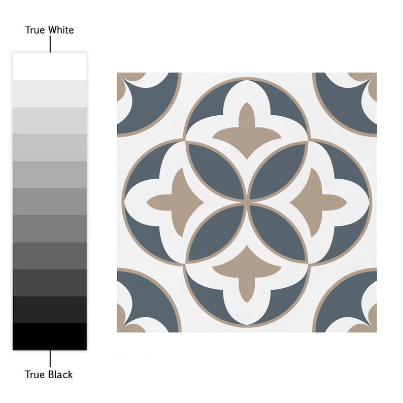 Puede incluir: Un azulejo cuadrado con un patr&oacute;n geom&eacute;trico sim&eacute;trico en blanco, azul pizarra y beige. El dise&ntilde;o consta de cuatro formas circulares entrelazadas y motivos florales estilizados. A la izquierda, una barra de degradado de escala de grises vertical etiquetada como True White en la parte superior y True Black en la parte inferior proporciona una referencia visual para los tonos de color.