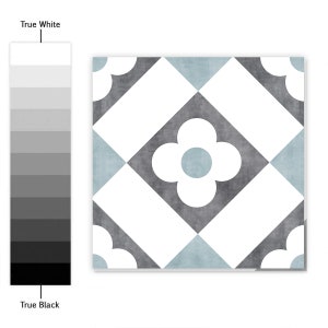 K&ouml;nnte beinhalten: Eine quadratische Fliese mit einem geometrischen Muster, das eine wei&szlig;e vierbl&auml;ttrige Blume auf einem hellblauen Kreis zeigt. Das Design umfasst wei&szlig;e rechteckige Balken vor dunkelgrauen, texturierten Quadraten und hellblauen Dreiecken.