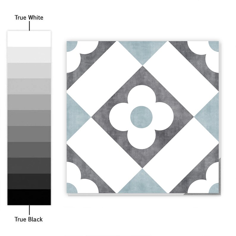 K&ouml;nnte beinhalten: Eine quadratische Fliese mit einem geometrischen Muster, das eine wei&szlig;e vierbl&auml;ttrige Blume auf einem hellblauen Kreis zeigt. Das Design umfasst wei&szlig;e rechteckige Balken vor dunkelgrauen, texturierten Quadraten und hellblauen Dreiecken.