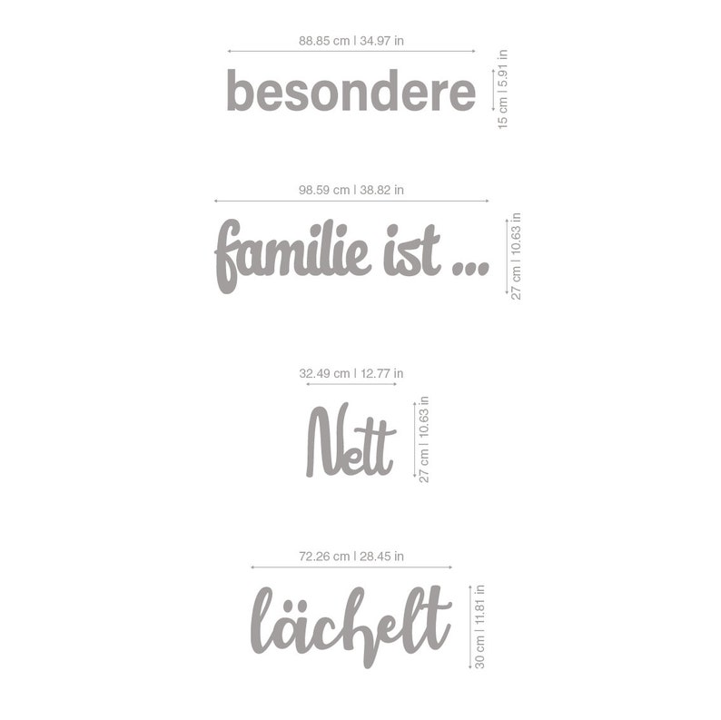 Puede incluir: Un conjunto de cuatro calcoman&iacute;as de pared de vinilo gris con las palabras "besondere", "familie ist...", "Nett" y "l&auml;chelt". Las calcoman&iacute;as est&aacute;n en una fuente cursiva y tienen aproximadamente 89 cm, 99 cm, 33 cm y 71 cm de ancho, respectivamente.