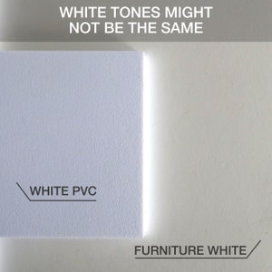 K&ouml;nnte beinhalten: Ein Vergleich von zwei wei&szlig;en Oberfl&auml;chen. Eine ist mit "WHITE PVC" und die andere mit "FURNITURE WHITE" beschriftet. Der Text oben lautet "WHITE TONES MIGHT NOT BE THE SAME."