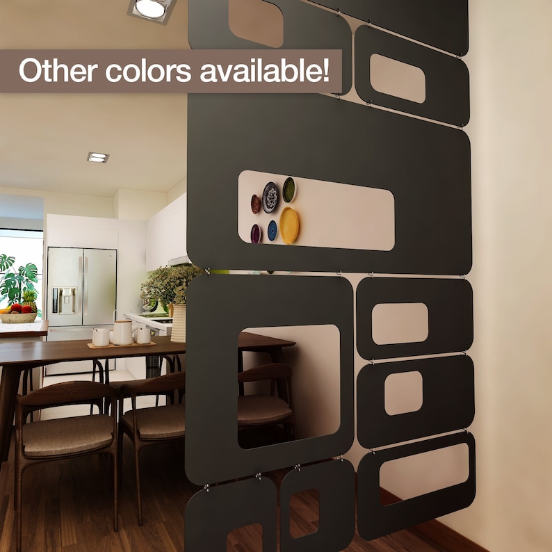 Puede incluir: Un letrero de madera hecho a mano con la palabra "Welcome" en una fuente juguetona. Presenta un fondo blanco desgastado y un marco marr&oacute;n oscuro, ideal para una puerta de entrada o recibidor.