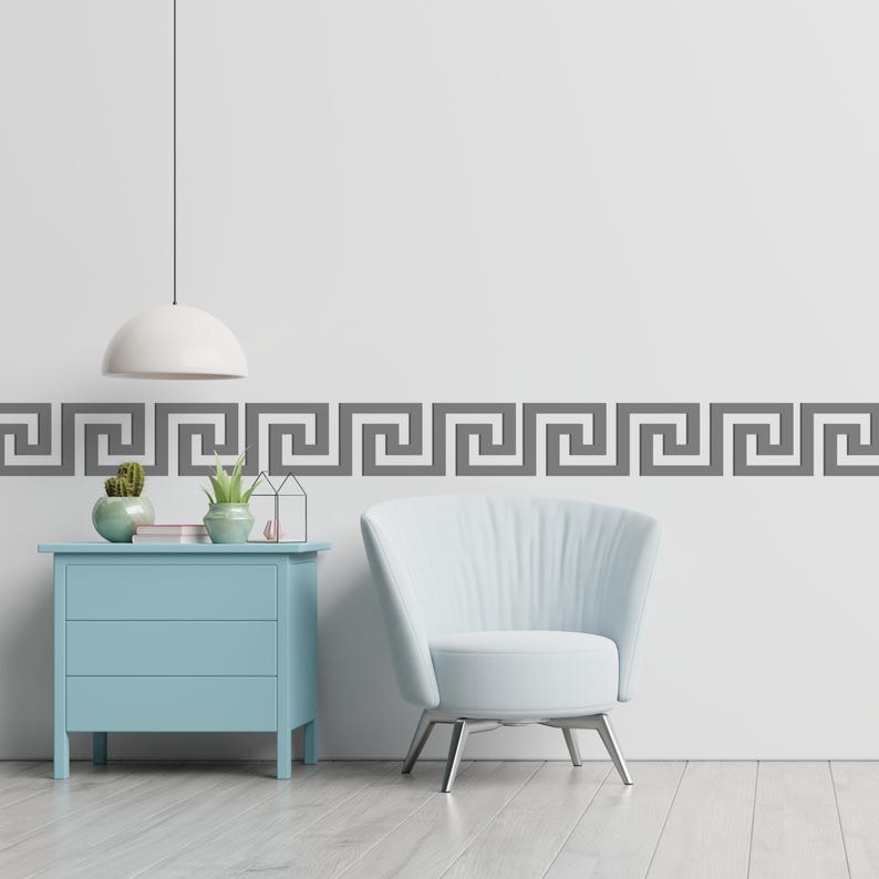 Peut inclure: Int&eacute;rieur moderne avec une commode bleu clair, un fauteuil blanc et une bordure grecque grise sur le mur. Un luminaire suspendu blanc est suspendu au-dessus de la commode, et de petites plantes en pot ajoutent de la verdure.