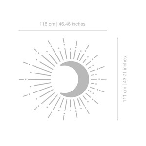 Puede incluir: Una luna creciente gris con rayos de sol que irradian desde detr&aacute;s. El dise&ntilde;o tiene 118 cm de ancho y 111 cm de alto.