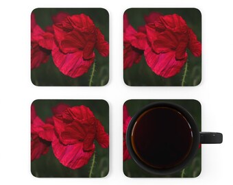 Puede incluir: Juego de cuatro posavasos cuadrados con una imagen de primer plano de una flor de amapola roja con follaje verde.