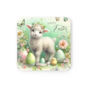 Puede incluir: Un cordero blanco con una corona de flores se encuentra en un campo de hierba verde y flores. El cordero está rodeado de huevos de Pascua de color verde pastel y rosa. El texto "Feliz Pascua" está escrito en una fuente decorativa sobre el cordero.