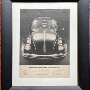 Imagen artística de pared original enmarcada y montada bajo vidrio con anuncio de Volkswagen Beetle de 1970.