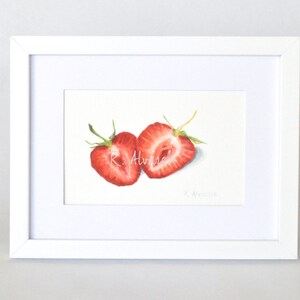Op de afbeelding: Een aquarel schilderij van twee gehalveerde aardbeien, een met de zaadjes naar de kijker toe en de andere met de zaadjes naar achteren. De aardbeien zijn felrood en het schilderij is gesigneerd met "R. Alvarez".