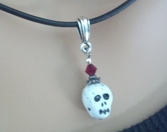 Witte schedelketting: rode Swarovski-kristalkraal, leren koord