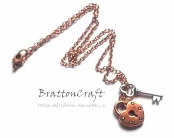 Collar con llave de plata y candado de corazón de cobre: TierraCast Charm