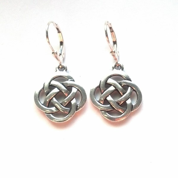 Boucles d'oreilles dormeuses en argent avec noeud celtique, fil d'oreille en argent sterling : Bijoux irlando-écossais