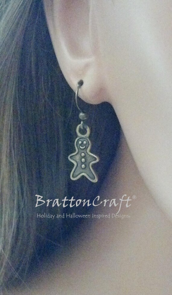 ジンジャーブレッドマンのクリスマスイヤリング：真鍮酸化ピューターの