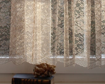 Könnte beinhalten: Eine Nahaufnahme eines weißen Spitzenvorhangs mit floralem Muster. Der Vorhang hängt an einem Fenster und die Sonne scheint hindurch. Der Text "spiritofmyhome" ist in der Mitte des Bildes sichtbar.