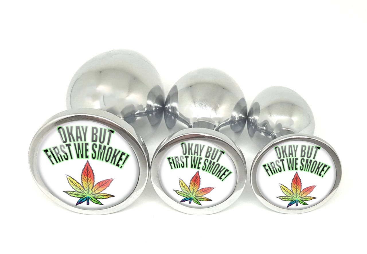 OK maar EERST ROKEN we marihuana Butt Plug in 3 maten ddlg vrouw 1280x887 afbeelding OK maar EERST ROKEN we marihuana Butt Plug in 3 maten ddlg foto