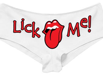 LICK ME manger dehors culotte garçon court boyshort beaucoup de choix de couleurs sexy drôle flirt bachelorette jeu de poule fête rude grossier sexe oral