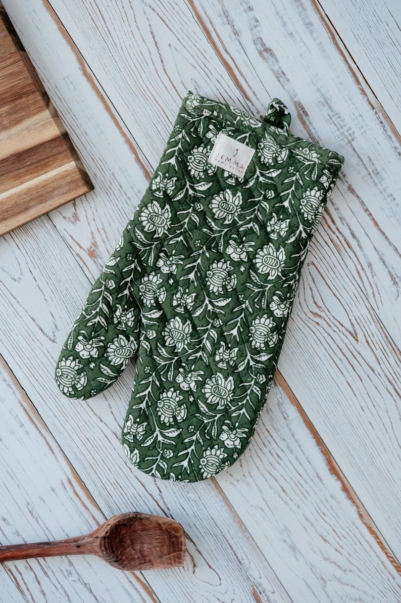 Green floral oven mitt