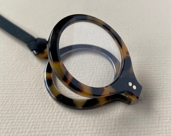 Collar con gafas de lectura de carey