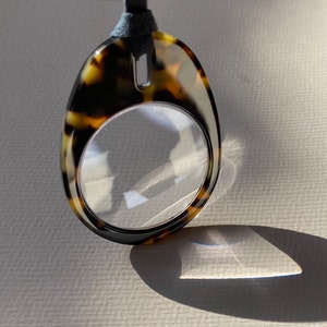 Colección de conchas de tortuga Lupa en collar Colgante Lupa lorgnette