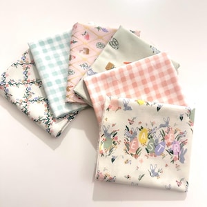 Peut inclure: Une tasse en céramique blanche avec une anse noire et le texte "But First, Coffee" dans un style manuscrit. La tasse est posée sur une surface blanche. La tasse mesure environ 10 cm de haut.