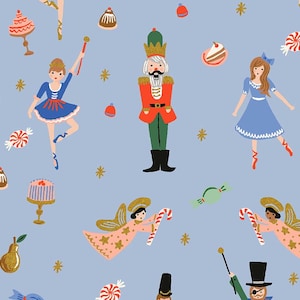 Puede incluir: Un fondo azul con un patrón repetitivo de ilustraciones con temática navideña. Las ilustraciones incluyen un cascanueces, una bailarina, un bastón de caramelo, una pera, un pastel y un caramelo. Las ilustraciones están en un estilo caprichoso con colores brillantes y detalles dorados.