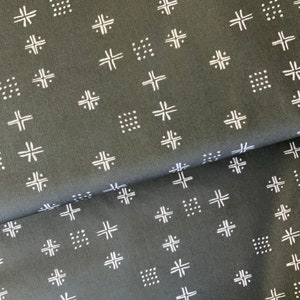 Padrão preto KSM-73306 Tecidos para galeria de arte da coleção Kismet acolchoados x pretos e pontos
