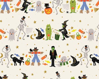 Può includere: Motivo ripetuto a tema Halloween con personaggi come scheletri, streghe, fantasmi e mostri. Il design include zucche, caramelle e stelle su sfondo crema. Le illustrazioni sono in stile cartone animato.
