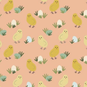 Puede incluir: Un patrón sin costuras con pollitos amarillos, hierba verde y huevos blancos sobre un fondo melocotón.