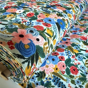 Blaue Blumenrosensträuße, Rifle Paper Co, Rifle Floral Design RP100-BL2 Wildwood - Gartenparty Design Frühlingsblumen-Teeparty