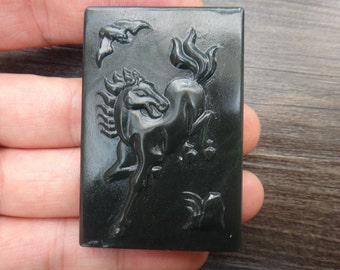 【匿名】翡翠 馬 彫刻 チャーム ペンダントトップ お守り 干支 3D彫刻の翡翠馬ペンダント：神話のお守りチャーム - Etsy 日本