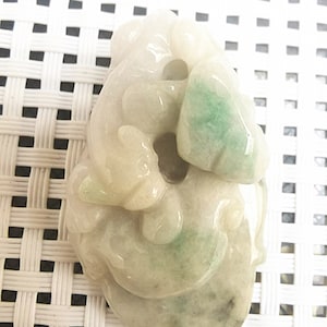 天然グリーン翡翠のお守りペンダント 願いを叶えるピヤオ
