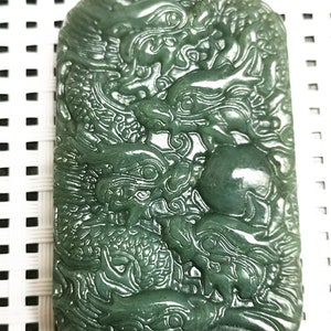Natürlicher grüner Jade handgeschnitzter Drachenanhänger Amulett (Doppelseitige Gravur)
